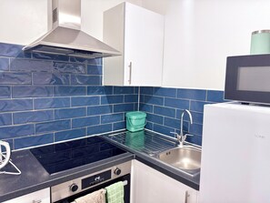 Kjøleskap, mikrobølgeovn, ovn og kokeplater