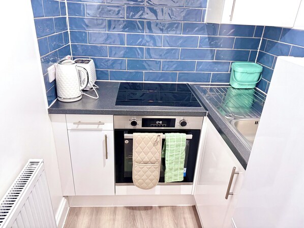 Fridge, microwave, oven, stovetop