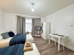 1 bedroom, iron/ironing board, WiFi, bed sheets - Comfy Studio 30min to Central London (Wembley)