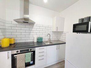 ثلاجة، ميكروويف، فرن، موقد طهي مسطح