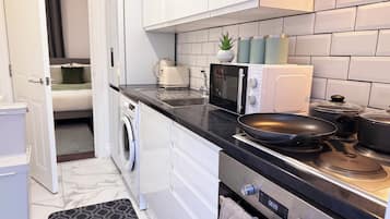 Refrigerador, microondas, horno y parrilla de estufa