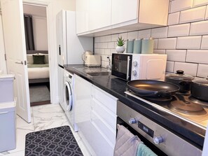 Réfrigérateur, four à micro-ondes, un four, surface de cuisson