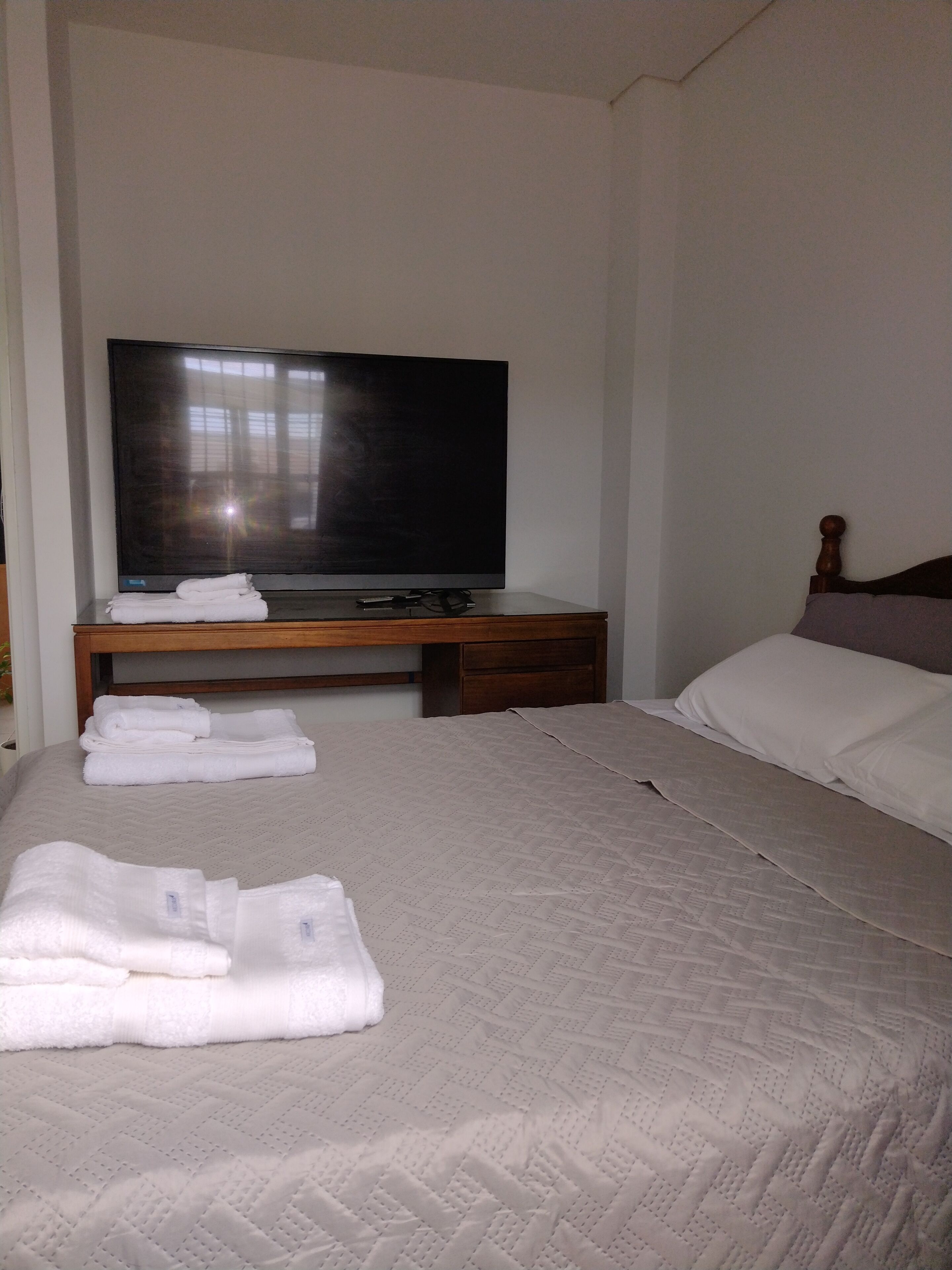 2 makuuhuonetta, työpöytä, silitysrauta/-lauta, vauvan matkasänky