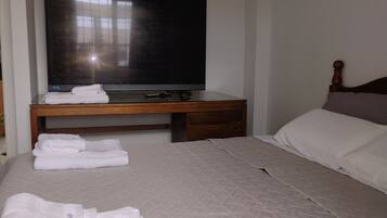 2 makuuhuonetta, työpöytä, silitysrauta/-lauta, vauvan matkasänky