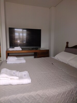 2 bedrooms, desk, iron/ironing board, travel crib