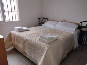 2 chambres, bureau, fer et planche à repasser, lit de bébé portatif