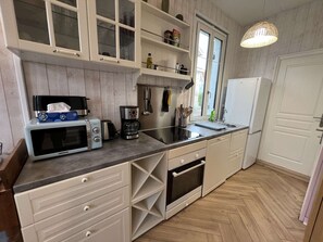 Kühlschrank, Mikrowelle, Ofen, Herdplatte