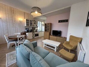 Fernseher, Tischtennisplatte