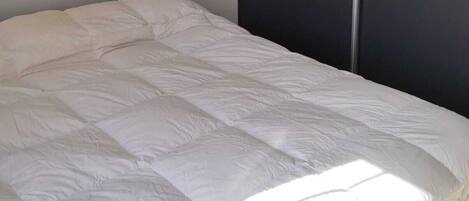 2 عدّة غرف نوم ومكواة/لوح كي وواي فاي وملاءات أسرّة