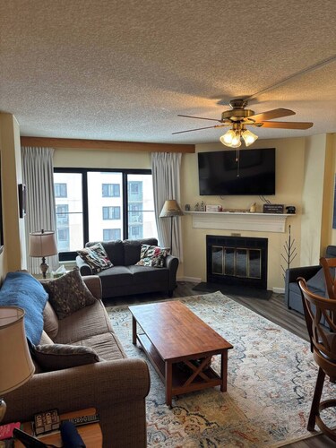 Pedal & Powder Retreat @ Silver Creek! 2 Bedroom Ski In/Out, Night Skiing, Pool