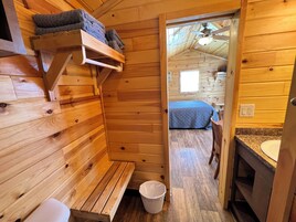 Ducha, toallas, papel higiénico