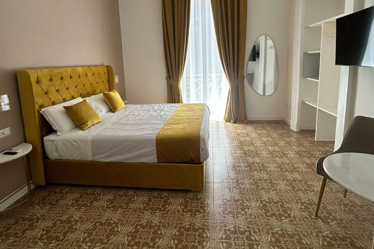 Habitación superior, 1 cama King size, balcón, vista a la ciudad | Minibar, caja de seguridad en la habitación y escritorio