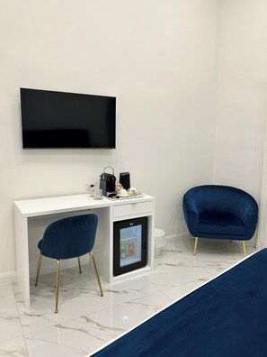 Firemannsrom – superior, balkong, bakgårdsutsikt | Minibar, safe på rommet, skrivebord og blendingsgardiner