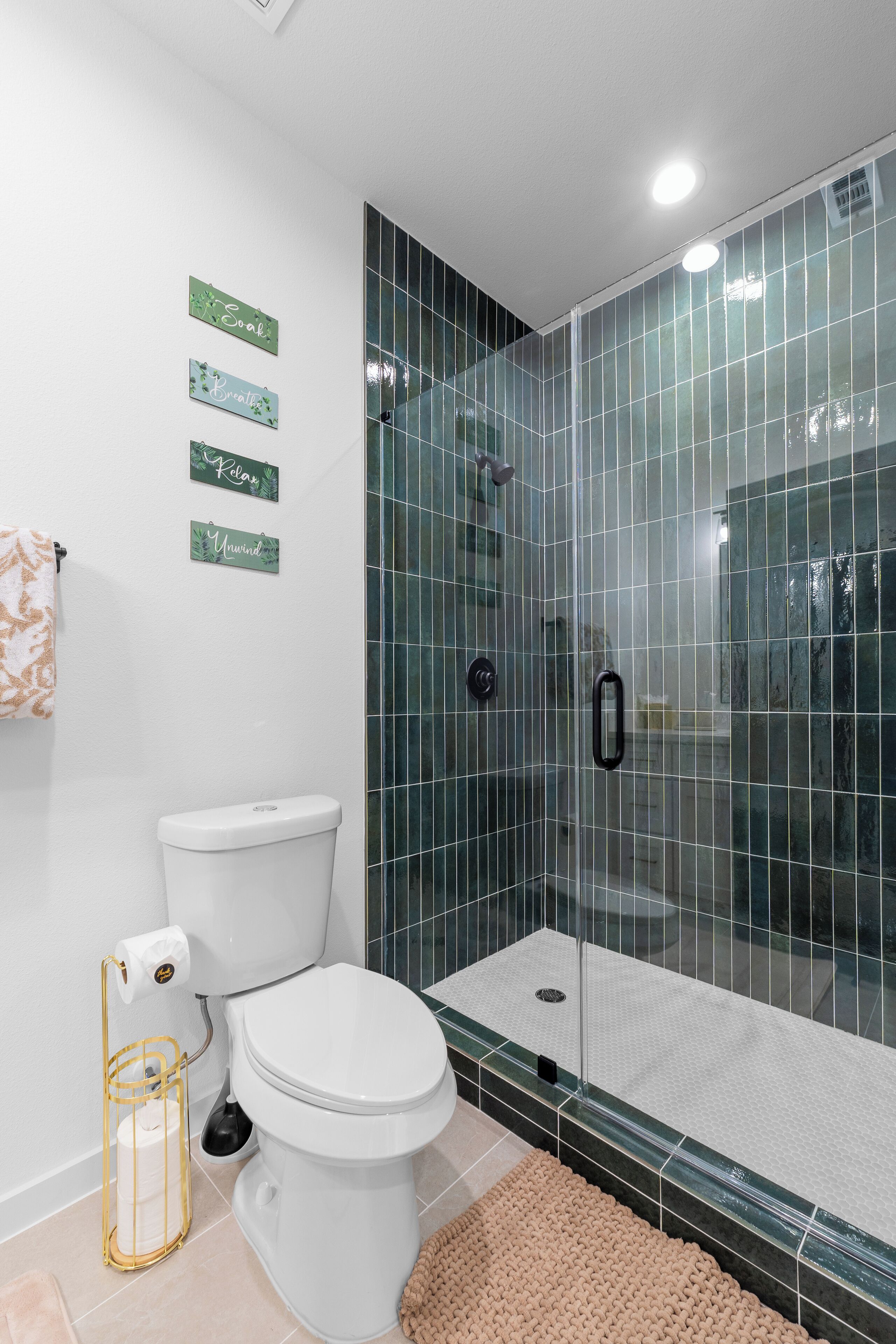 Sèche-cheveux, bidet, serviettes fournies, savon