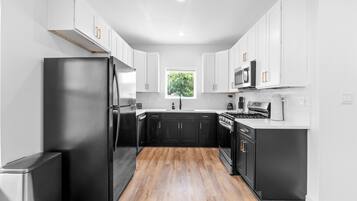 Micro-ondes, four, plaque de cuisson, lave-vaisselle