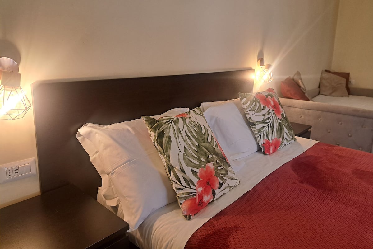 Deluxe Triple Room | In-room safe, desk, laptop workspace, blackout drapes