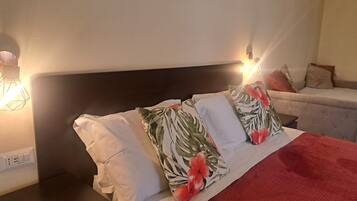 Deluxe-Dreibettzimmer | Zimmersafe, Schreibtisch, laptopgeeigneter Arbeitsplatz