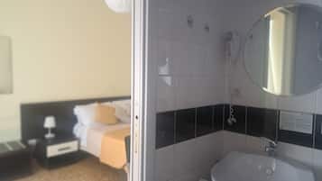 Comfort-Doppelzimmer | Badezimmer | Dusche, Haartrockner, Handtücher, Seife