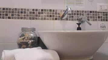 Chambre Triple Deluxe | Salle de bain | Douche, sèche-cheveux, serviettes fournies, savon