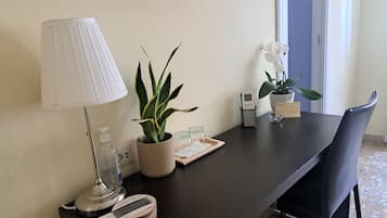 Comfort-Doppelzimmer | Zimmersafe, Schreibtisch, laptopgeeigneter Arbeitsplatz