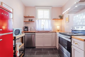 Réfrigérateur, micro-ondes, four, plaque de cuisson