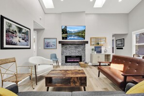 TV connectée, cheminée, livres