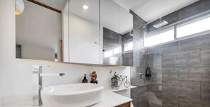 Shower, hair dryer, towels - Apartment in Provence with great view (Medellín)