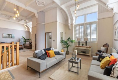 Elegant Seaview Apartment with Garden-Penarth Pier