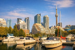 Marina - Luxury Penthouse | Skyline Views + Sauna + Work (Toronto)