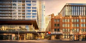 33-loblaws-at-the-base - Furnished Monthly Lake-View Condo, 42nd Floor, Downtown Toronto · Desk & Pool (Toronto)