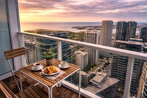 05-balcony-sunset - Furnished Monthly Lake-View Condo, 42nd Floor, Downtown Toronto · Desk & Pool (Toronto)