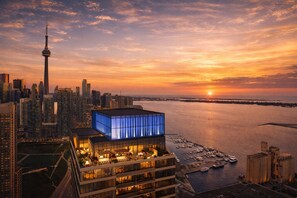 Exterior - Luxury Penthouse | Skyline Views + Sauna + Work (Toronto)
