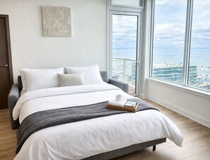 09-sofa-bed-lake-view - Furnished Monthly Lake-View Condo, 42nd Floor, Downtown Toronto · Desk & Pool (Toronto)