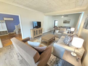 Smart TV, fireplace, table football, books - Spacious 5-bedroom house in delightful Saint Paul with WiFi, AC (Saint Paul)