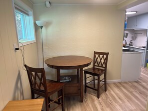 Dining - Charming studio with WiFi and AC in lovely Location in Sanders Beach Nbrhd, CDA (Coeur d'Alene)