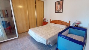 4 bedrooms, iron/ironing board, travel crib, free WiFi