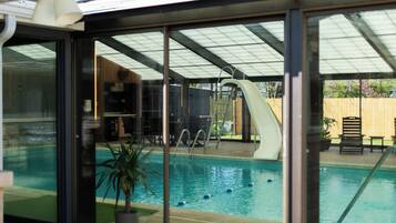 Piscina coperta, una piscina riscaldata