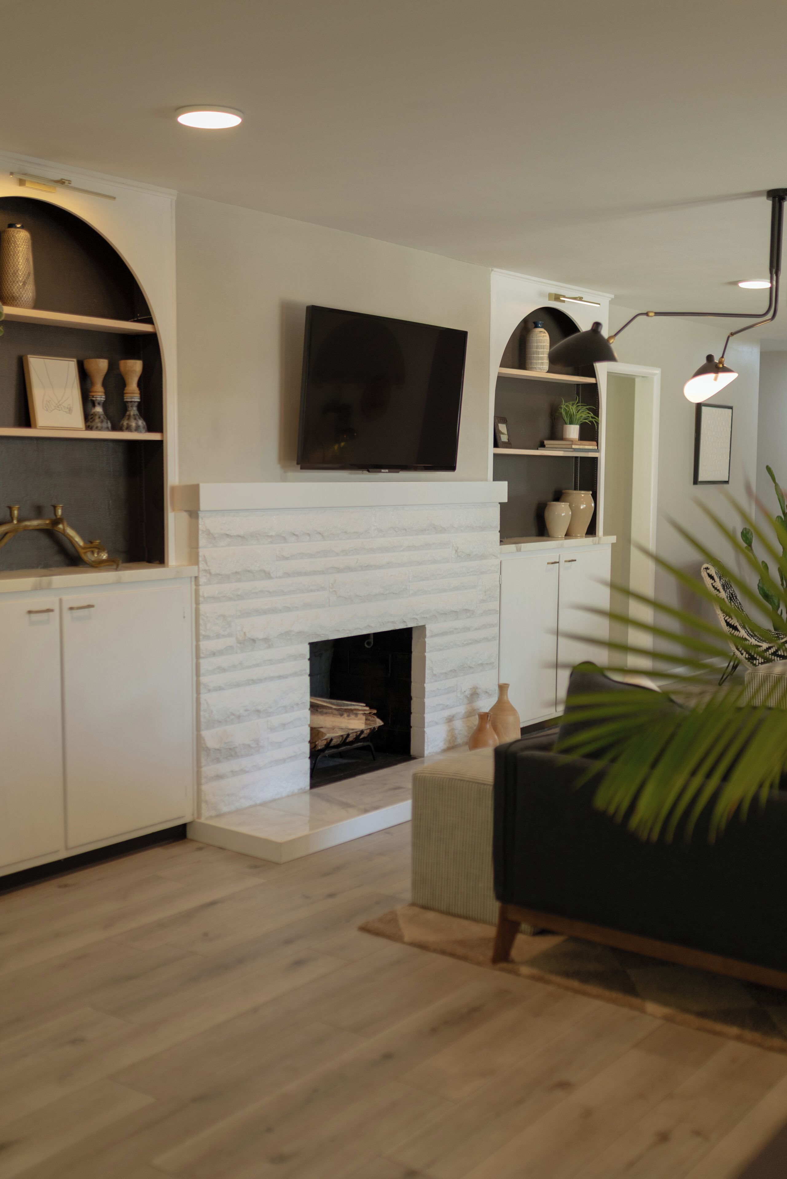 Smart-tv, tv-spel, bordsfotboll och ett bordtennisbord