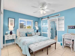 2 chambres, bureau, fer et planche à repasser, lit parapluie