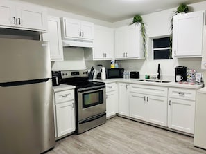 Geladeira, micro-ondas, fogão, cooktop