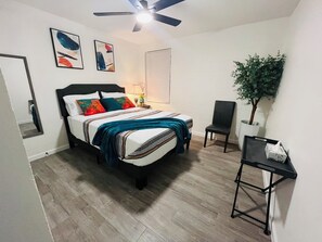 2 slaapkamers, een bureau, een strijkplank/strijkijzer, wifi