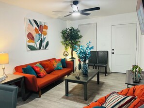 Een smart-tv en boeken