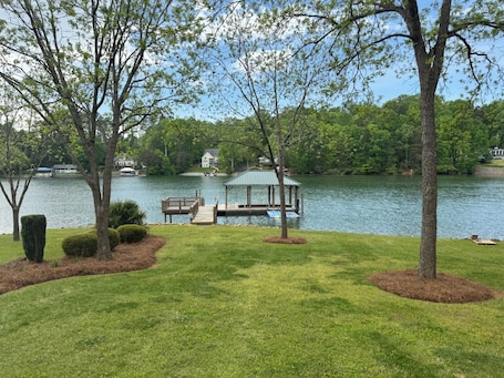 施設の敷地. Lakeview Hideaway – Family-Friendly Lakefront Escape