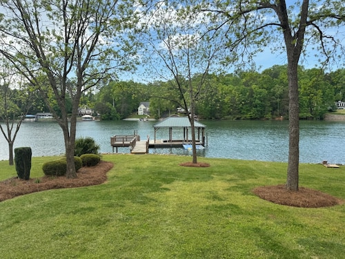 Lakeview Hideaway – Family-Friendly Lakefront Escape