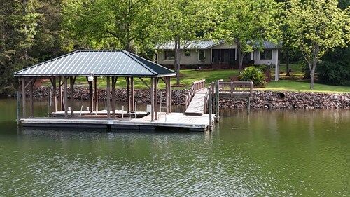 Lakeview Hideaway – Family-Friendly Lakefront Escape