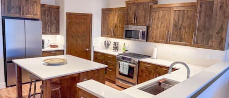 Een koelkast, een magnetron, een oven, een kookplaat