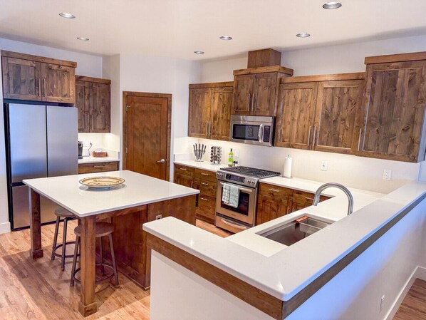 Frigorífico, microondas, horno y placa de cocina