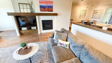 Smart TV, chimenea y oficina