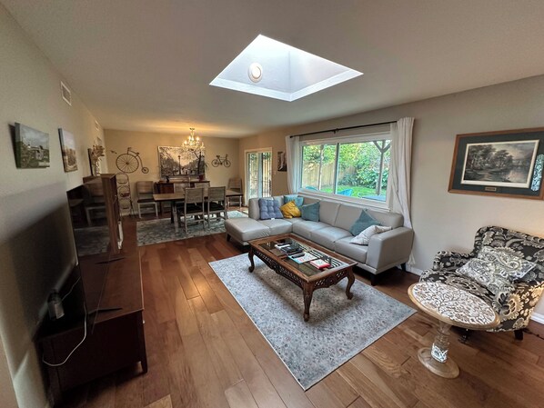 Smart TV, fireplace, offices - Cozy 3-bedroom house with office near the American River (Sacramento)