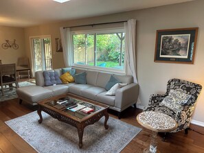 Smart TV, fireplace, offices - Cozy 3-bedroom house with office near the American River (Sacramento)